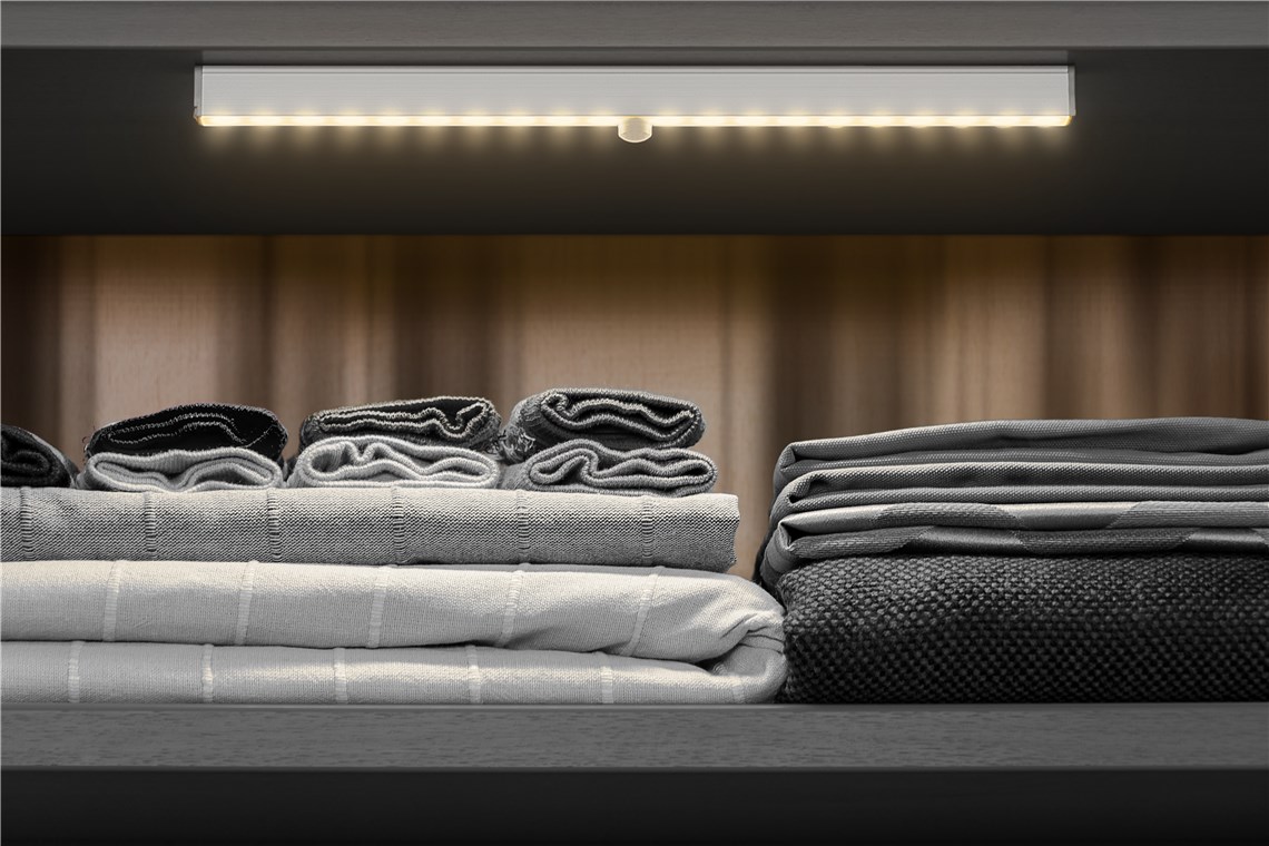 LED-Unterbauleuchte mit Bewegungsmelder - mit 150 lm und warmweißem Licht (3000 K), ideal für Schränke, Vitrinen, Schubladen, Korridore und Garagen LED-Unterbauleuchte mit Bewegungsmelder - mit 150 lm und warmweißem Licht (3000 K), ideal für Schränke, Vitrinen, Schubladen, Korridore und Garagen