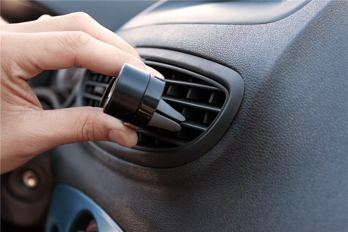 Universalhalter für den Lüftungsschacht Slim - zur einfachen und sicheren Befestigung im Fahrzeug Universalhalter für den Lüftungsschacht Slim - zur einfachen und sicheren Befestigung im Fahrzeug