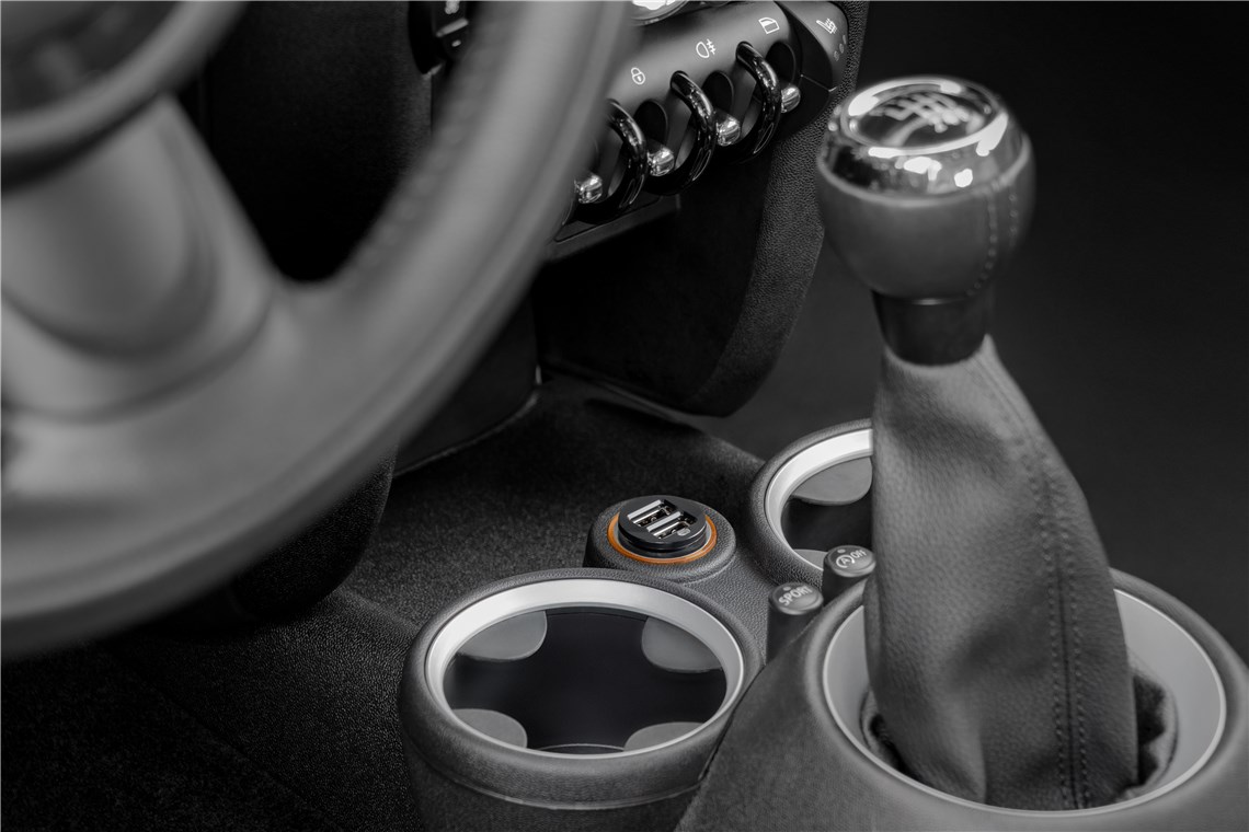 Apple Lightning Auto-Ladeset (12W/2.4A) - Kfz-Ladeadapter und Apple Lightning Kabel 1.0m (schwarz) Apple Lightning Auto-Ladeset (12W/2.4A) - Kfz-Ladeadapter und Apple Lightning Kabel 1.0m (schwarz)