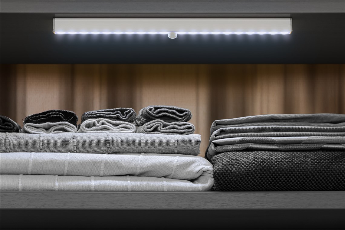 LED-Unterbauleuchte mit Bewegungsmelder - mit 160 lm und kaltweißem Licht (6500 K), ideal für Schränke, Vitrinen, Schubladen, Korridore und Garagen LED-Unterbauleuchte mit Bewegungsmelder - mit 160 lm und kaltweißem Licht (6500 K), ideal für Schränke, Vitrinen, Schubladen, Korridore und Garagen