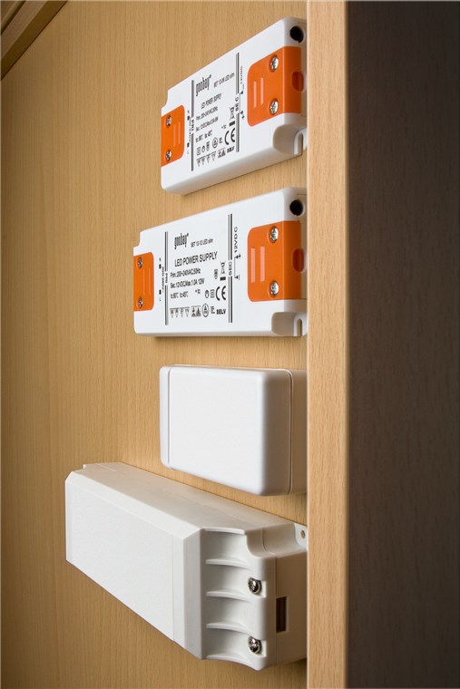 LED-Trafo 12 V/12 W - 12 V DC für LEDs bis 12 W Gesamtlast LED-Trafo 12 V/12 W - 12 V DC für LEDs bis 12 W Gesamtlast