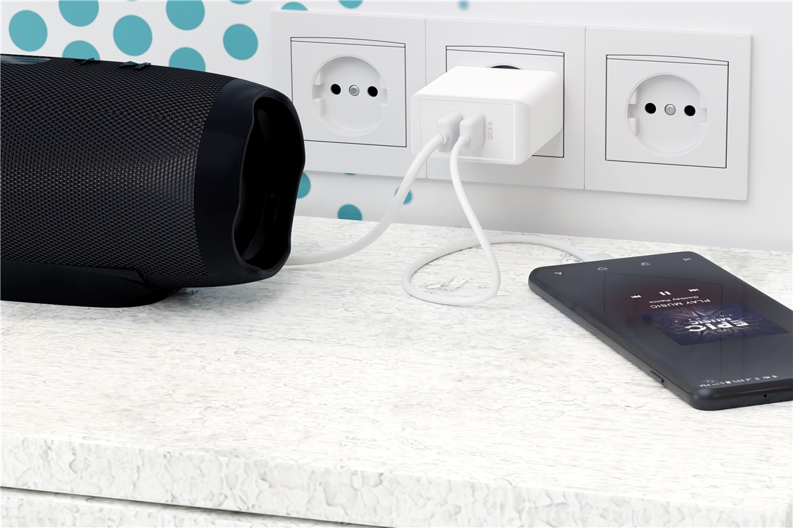 Dual-USB Schnellladegerät USB/QC3.0 (28 W), Weiß - lädt bis zu 4x schneller als Standardladegeräte Dual-USB Schnellladegerät USB/QC3.0 (28 W), Weiß - lädt bis zu 4x schneller als Standardladegeräte